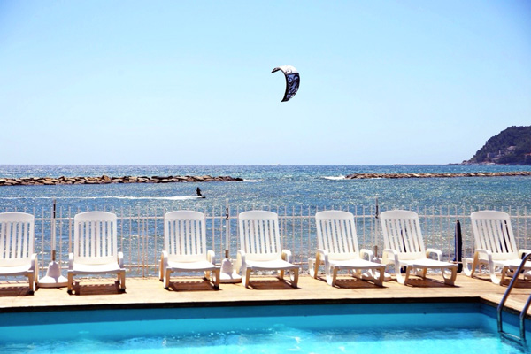 piscina e spiaggia private Hotel Mayola San Bartolomeo al Mare direttamente al centro del Golfo Dianese